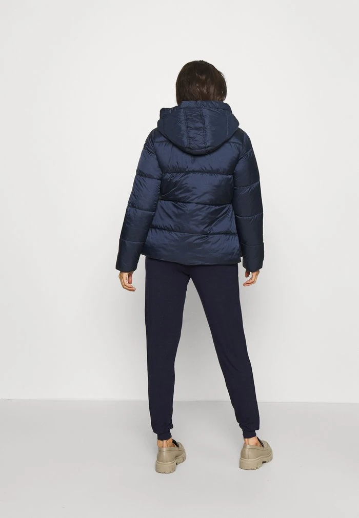 MAMALICIOUS MLNOLO PUFFER SHORT JACKET - Veste D'hiver - Navy Blazer – Image 3